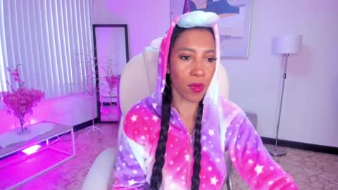 Snapshot of shantall_wills chatting on December 17, 7:26 pm Shantall wills online show from December 17, 7:26 pm