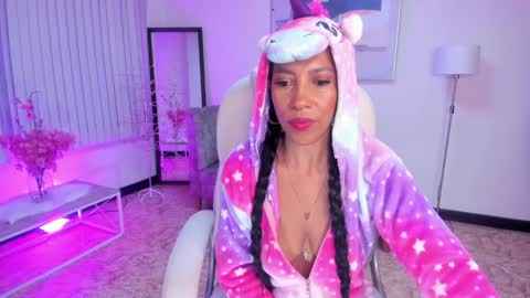 Snapshot of shantall_wills chatting on December 17, 10:54 pm Shantall wills online show from December 17, 10:54 pm