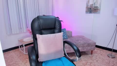 Snapshot of shantall_wills chatting on January 12, 1:11 am Shantall wills online show from January 12, 1:11 am