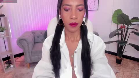 Snapshot of shantall_wills chatting on February 22, 7:03 pm Shantall wills online show from February 22, 7:03 pm