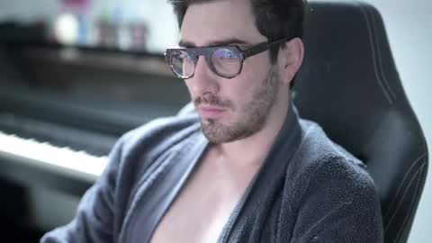 Snapshot of shape80 chatting on December 20, 9:05 am frenchy boy online show from December 20, 9:05 am