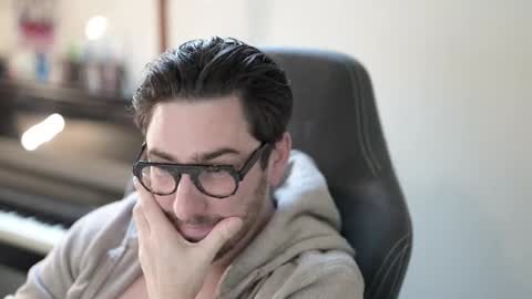 Snapshot of shape80 chatting on December 22, 8:11 am frenchy boy online show from December 22, 8:11 am