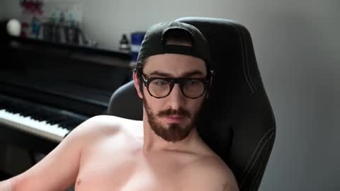 Snapshot of shape80 chatting on February 8, 8:18 am frenchy boy online show from February 8, 8:18 am