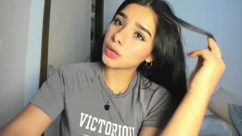 Snapshot of shara_jones chatting on December 23, 5:16 am Sara online show from December 23, 5:16 am