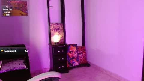 Snapshot of sharaross1 chatting on November 11, 5:29 am sharaross1 online show from November 11, 5:29 am