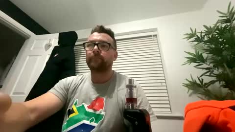 Snapshot of sharksboy16 chatting on January 21, 5:16 am Sharksboy online show from January 21, 5:16 am