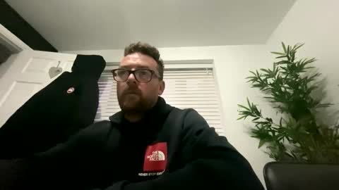 Snapshot of sharksboy16 chatting on January 26, 7:32 am Sharksboy online show from January 26, 7:32 am