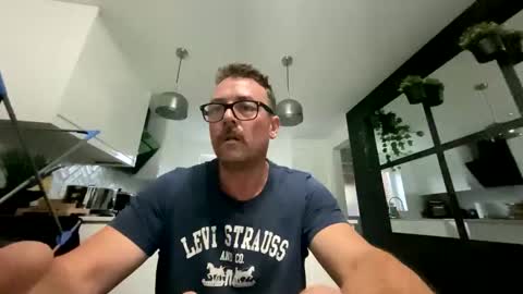 Snapshot of sharksboy16 chatting on October 6, 6:11 am Sharksboy online show from October 6, 6:11 am