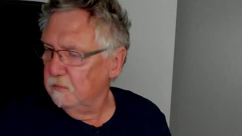 Snapshot of sharlots_pet chatting on June 8, 1:33 pm sharlots_pet online show from June 8, 1:33 pm