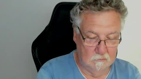 Snapshot of sharlots_pet chatting on June 9, 1:12 pm sharlots_pet online show from June 9, 1:12 pm