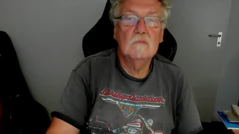 Snapshot of sharlots_pet chatting on July 7, 10:41 am sharlots_pet online show from July 7, 10:41 am