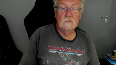 Snapshot of sharlots_pet chatting on July 10, 7:56 am sharlots_pet online show from July 10, 7:56 am