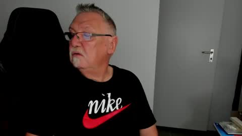 Snapshot of sharlots_pet chatting on July 28, 12:23 pm sharlots_pet online show from July 28, 12:23 pm