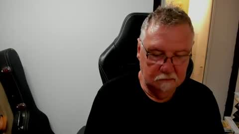 Snapshot of sharlots_pet chatting on August 1, 8:35 am sharlots_pet online show from August 1, 8:35 am