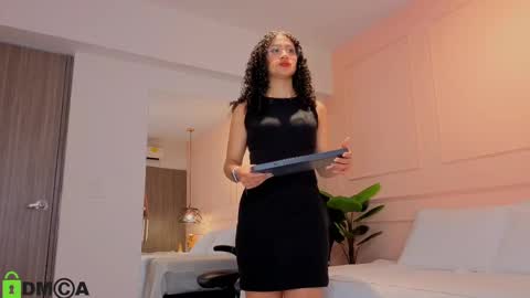 Snapshot of sharonn___ chatting on October 1, 4:07 am Sharon online show from October 1, 4:07 am