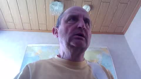 Snapshot of sharpshoder chatting on April 25, 12:52 pm Peter online show from April 25, 12:52 pm