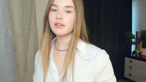 Snapshot of sheenaeast chatting on December 23, 9:59 am Violet online show from December 23, 9:59 am