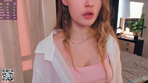 Snapshot of sheenaeast chatting on January 6, 10:02 am Violet online show from January 6, 10:02 am