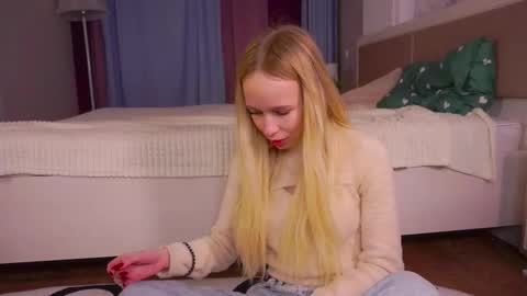 Snapshot of shelleybuss chatting on December 5, 6:11 am Shelley night Tate day online show from December 5, 6:11 am