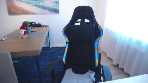 Snapshot of shellsy_hans chatting on January 3, 9:47 am Shellsy H online show from January 3, 9:47 am