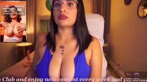 Snapshot of sheyla_hills_ chatting on November 5, 4:45 am Sheyla online show from November 5, 4:45 am