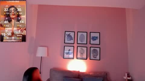 Snapshot of sheyla_hills_ chatting on December 4, 4:00 am Sheyla online show from December 4, 4:00 am