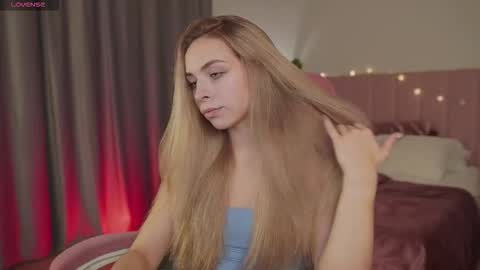 Snapshot of shinybarbie chatting on September 22, 5:53 am Julia online show from September 22, 5:53 am