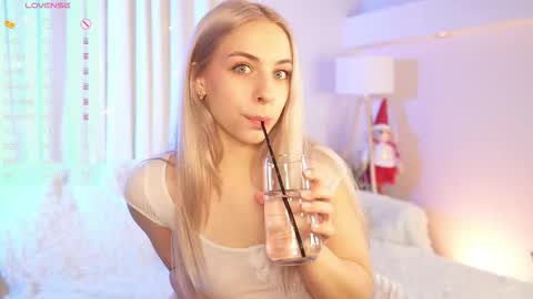 Snapshot of shinybarbie chatting on December 1, 6:07 am Julia online show from December 1, 6:07 am