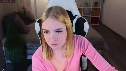 shinyluna online show from November 30, 9:57 am