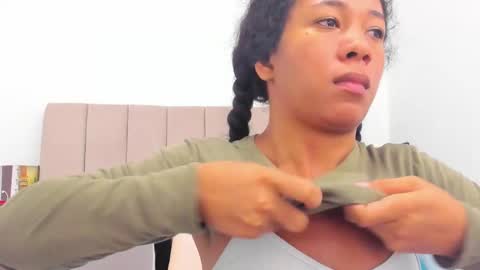 Snapshot of shira_sexylove chatting on December 30, 5:15 am shira_sexylove online show from December 30, 5:15 am