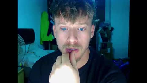 Snapshot of shirtless_dj chatting on November 19, 2:11 am Cick Goreskin online show from November 19, 2:11 am