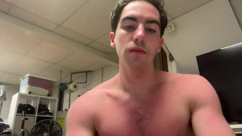 Snapshot of shirtlesshunk15 chatting on June 16, 8:33 pm shirtlesshunk15 online show from June 16, 8:33 pm
