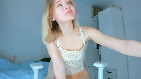 Snapshot of showmejenny chatting on April 2, 2:31 am jennywoody online show from April 2, 2:31 am