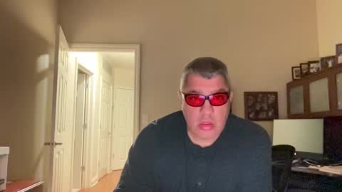 Snapshot of showmet chatting on December 30, 4:20 am Chicago Guy online show from December 30, 4:20 am