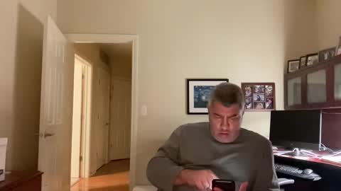 Snapshot of showmet chatting on January 3, 6:11 am Chicago Guy online show from January 3, 6:11 am