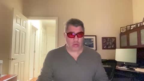 Snapshot of showmet chatting on February 5, 4:37 am Chicago Guy online show from February 5, 4:37 am