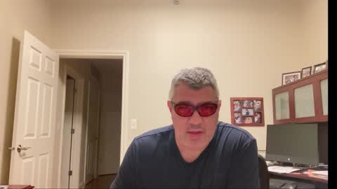 Snapshot of showmet chatting on October 10, 3:38 am Chicago Guy online show from October 10, 3:38 am