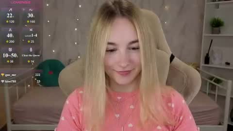 Snapshot of shy__polly chatting on August 4, 12:25 am Polly online show from August 4, 12:25 am