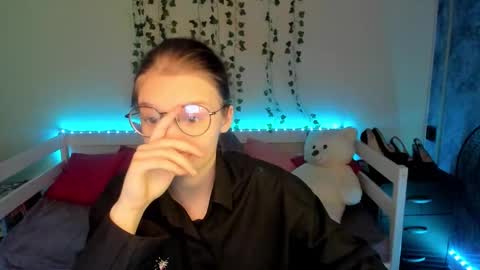 shy_elina01 online show from October 4, 10:02 am