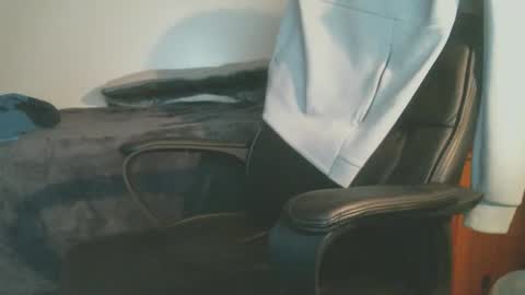 shyboyhugecum2020 online show from January 8, 4:15 am