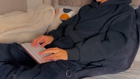 Snapshot of shydude666 chatting on December 3, 10:41 pm shydude666 online show from December 3, 10:41 pm