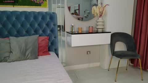 Sienna online show from February 15, 5:15 am