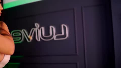 Snapshot of siennaruh chatting on October 20, 9:54 am Sienna online show from October 20, 9:54 am