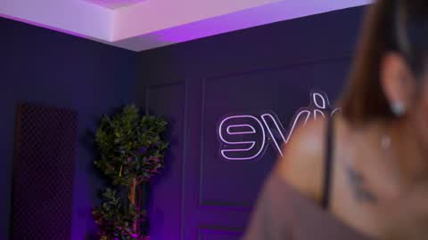 Snapshot of siennaruh chatting on November 29, 11:57 am Sienna online show from November 29, 11:57 am