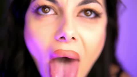 Snapshot of sierravyx chatting on November 6, 11:00 am Maria online show from November 6, 11:00 am