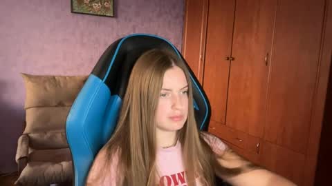 Snapshot of silksinner_ chatting on June 4, 4:24 pm Erica online show from June 4, 4:24 pm