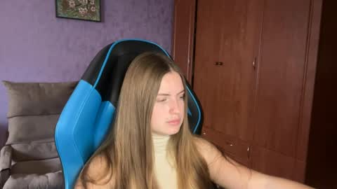 Snapshot of silksinner_ chatting on June 5, 7:58 am Erica online show from June 5, 7:58 am