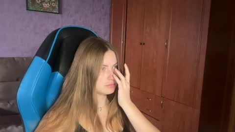 Snapshot of silksinner_ chatting on June 7, 12:42 pm Erica online show from June 7, 12:42 pm