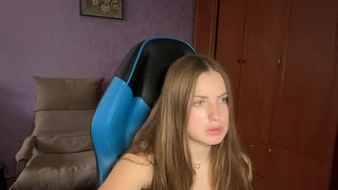 Snapshot of silksinner_ chatting on June 8, 1:55 pm Erica online show from June 8, 1:55 pm