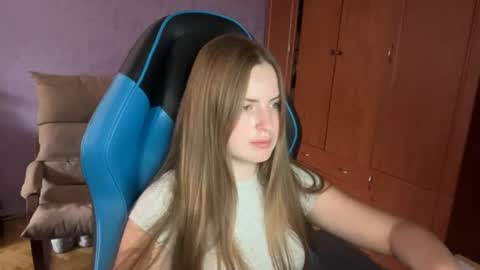 Snapshot of silksinner_ chatting on June 12, 12:04 pm Erica online show from June 12, 12:04 pm